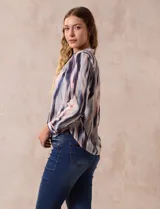 Blusa estampada de gasa marca Sioni, con escote en V, pliegue delantero, manga larga con puño y botón.