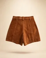 Short de tiro alto confeccionado en gamuza, de silueta levemente amplia con pinzas delanteras, bolsillos laterales y presillas para cinturón.