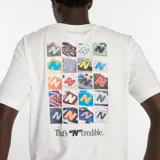 Remera de algodón de cuello redondo y manga corta, color blanco, con logo de la marca estampado en el pecho y diseño gráfico tipo collage en la espalda.