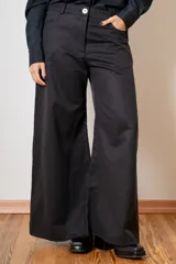 Pantalon de corte wide leg, tiro medio, con cierre frontal de botón y bolsillos laterales.