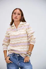 Sweater de punto con diseño de ondas en colores blanco, beige y lila. Presenta cuello polo con cierre de cremallera y mangas largas.