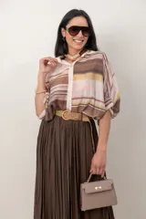 Camisa de organdí con diseño de franjas horizontales multicolor, corte holgado y mangas tres cuartos.