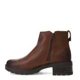 Bota corta de cuero color marrón habano, con cierre lateral y suela de goma con taco cuadrado bajo.