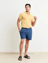 Short de baño celeste.