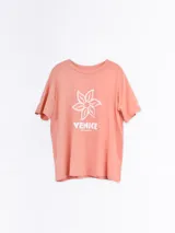 Remera de manga corta color salmón, con cuello redondo y estampa frontal en color blanco que incluye un diseño floral y el texto 'VENICE CALIFORNIA'.