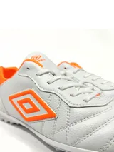 Championes Umbro modelo Touch TF para hombre, color negro, con capellada de PU texturizada y logo Umbro brillante en el lateral. Suela de caucho con tapones bajos para césped artificial o fútbol 5.