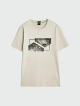 Camiseta negra de manga corta y cuello redondo, con un gráfico abstracto en blanco y negro con textura desgastada en el centro del pecho, y el logo 'BOSS' en la parte inferior izquierda del gráfico.