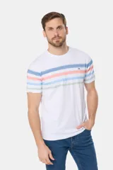Remera de manga corta color blanco con diseño de rayas horizontales en tonos pastel en el pecho y cuello redondo.