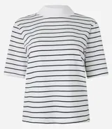 Remera de media malla blanca con rayas horizontales negras, cuello alto y mangas cortas.