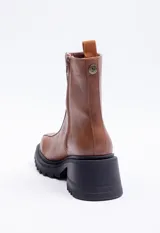 Bota corta de cuero sintético color suela, con punta redonda y suela track negra de plataforma de 6 cm.