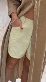 Short de lino color beige, de calce perfecto y con detalles de pespuntes en contraste.