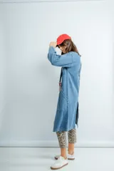 Tapado largo de jeans color burdeos con botones y bolsillos frontales.