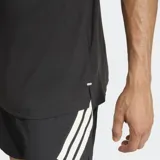 Remera deportiva Adidas de manga corta, color negro con detalles de las tres bandas características en color blanco en las mangas y logo reflectante en el pecho. Confeccionada con tecnología Climacool para mayor transpirabilidad.