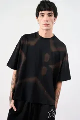 Remerón negro de corte amplio con estampado de estrella difuminada en el frente.
