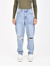 Jean Amelia de mujer, color azul claro, con roturas en las rodillas y detalles desgastados.