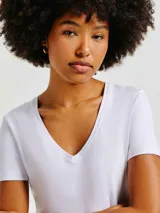 Camiseta celeste de manga corta con cuello en V.