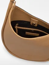 Bolso de hombro Adolfo Dominguez modelo Cumbre II, de diseño redondeado tipo media luna. Confeccionado en tejido con recubrimiento de poliuretano de textura granulada en color tostado, con detalles en blanco y asa corta tubular ajustable con pieza metálica. Incluye un compartimento principal con cierre de cremallera y bolsillo interior. Logo grabado en la parte frontal.