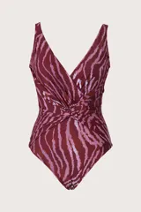 Malla enteriza con escote en V profundo y detalle de nudo frontal. Presenta un diseño estampado con patrón de cebra en tonos bordó y rosado.