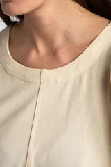 Remera de algodón negro con mangas cortas abullonadas, cuello redondo y costura central frontal.