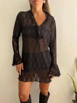 Minivestido negro de encaje con mangas acampanadas y escote en V.