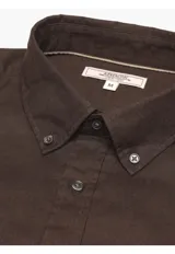 Camisa de manga larga Arrow confeccionada en mezcla de lino y algodón, color marrón, con cuello abotonado y cierre frontal de botones.
