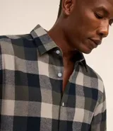Camisa de algodón con estampado de cuadros en tonos azul, blanco y gris. Cuenta con cuello camisero, mangas largas abotonadas y corte comfort.