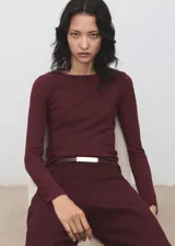 Jersey de punto fino color bordó, con cuello redondo y diseño entallado de manga larga.