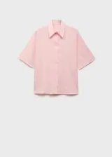 Camisa de manga corta color rosado, de diseño recto con cuello camisero y cierre frontal de botones.
