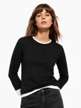 Remera de manga larga color negro con cuello redondo, diseño liso de corte clásico.