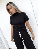 Polera blanca de morley con cuello alto y mangas cortas.