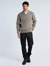 Sweater tipo polo de tejido de punto con diseño de ochos verticales, cuello camisero y manga larga con puños acanalados.