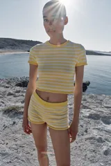 Shorts de punto a rayas horizontales en tonos amarillo y blanco, con cintura elástica.
