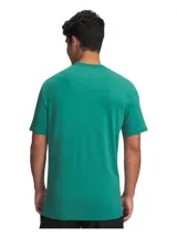Remera deportiva Under Armour de manga corta, confeccionada en tejido de punto elástico con ventilación estratégica. Presenta un diseño prácticamente sin costuras para reducir la fricción, con tecnología de absorción de sudor y control de olores.