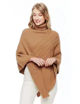 Poncho tejido color crema, con cuello polera y diseño trenzado diagonal en el frente. Presenta un corte asimétrico en el ruedo.