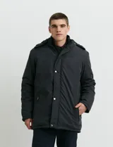 Campera Harrington de color azul oscuro, con cierre frontal y botones a presión, cuello alto y bolsillos laterales.