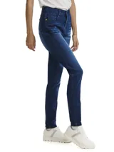 Jeans de corte ajustado en color azul índigo, con diseño clásico de cinco bolsillos, cierre de cremallera y botón metálico, y parche de marca en la parte trasera.