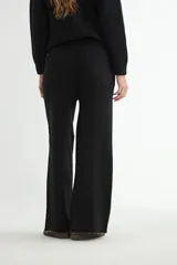Pantalón de punto de corte ancho y tiro alto, con cintura elástica y bolsillos laterales.