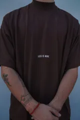 Remerón de algodón color marrón oscuro con estampa en la espalda con texto en tipografía cursiva blanca.