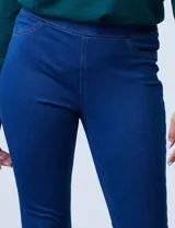 Jegging azul con pretina elastizada, bolsillos delanteros simulados y bolsillos traseros aplicados.