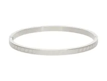 Pulsera rígida plateada de acero inoxidable con diseño de guarda griega.