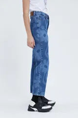 Jean azul con estampado floral, de tiro alto y corte recto.