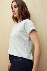 Remera color rosa claro de manga corta y cuello redondo.