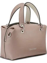 Cartera tipo satchel de Calvin Klein en color rosado con textura granulada. Cuenta con asa superior, correa ajustable extraíble y un set de accesorios colgantes que incluye un monedero circular con monograma y un pequeño estuche tipo sobre.