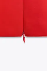 Top entallado rojo sin mangas, con cuello redondo y cierre frontal con cremallera oculta.