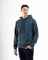 Campera con capucha de tejido de punto jaspeado en tonos azules, con cordones negros y bolsillo tipo canguro. El bajo y los puños son de punto canalé.