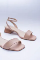 Sandalias color nude con taco de madera, capellada y forro 100% cuero.