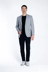 Blazer gris claro de corte moderno, confeccionado en tejido con spandex para mayor elasticidad.