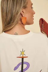 Caravanas colgantes en forma de hoja de palmera, de color naranja con detalles en tono dorado.