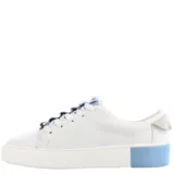 Championes de cuero blanco con plataforma, detalle de volados en la lengüeta en color celeste y suela con detalle en el talón a tono.