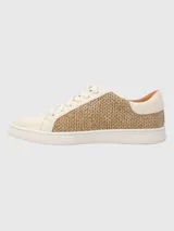 Zapatillas urbanas Hush Puppies modelo Merano, con diseño que combina cuero sintético en color blanco y paneles laterales de tejido tipo rafia en tono natural. Presentan suela de goma blanca y cierre mediante cordones.